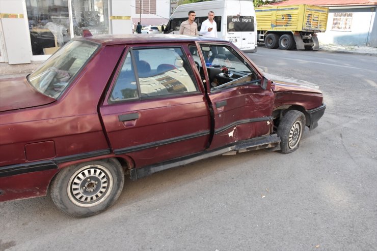 Kars'ta İki Otomobil Çarpıştı: 3 Yaralı