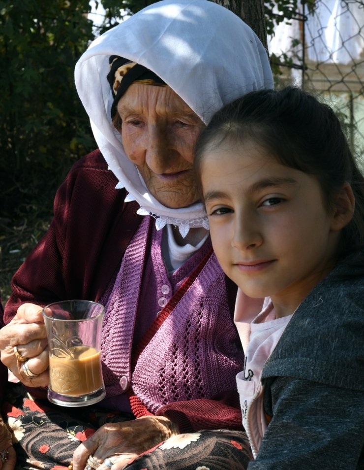 'Azime Nine' Torunlarının Torunlarını Gördü