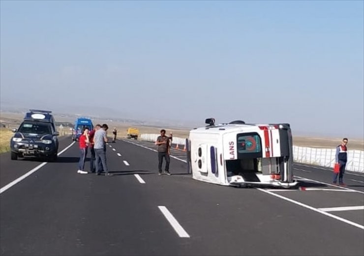 Kars'ta Ambulans Devrildi: 5 Yaralı