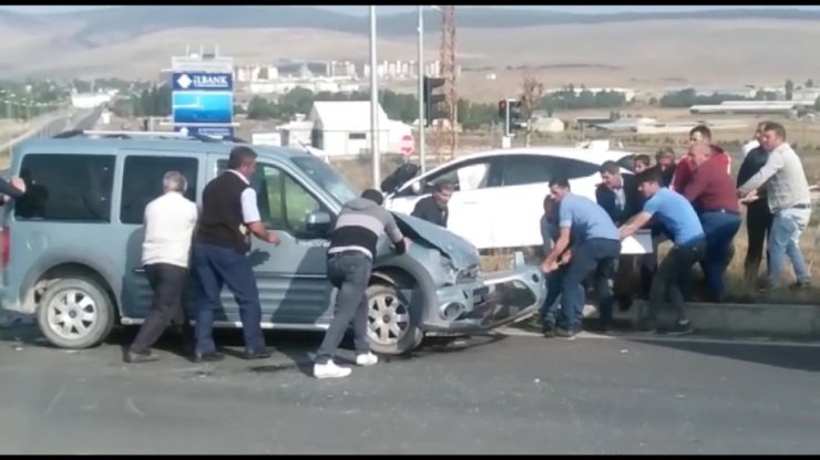 Sarıkamış’ta Trafik Kazası: 2 Yaralı