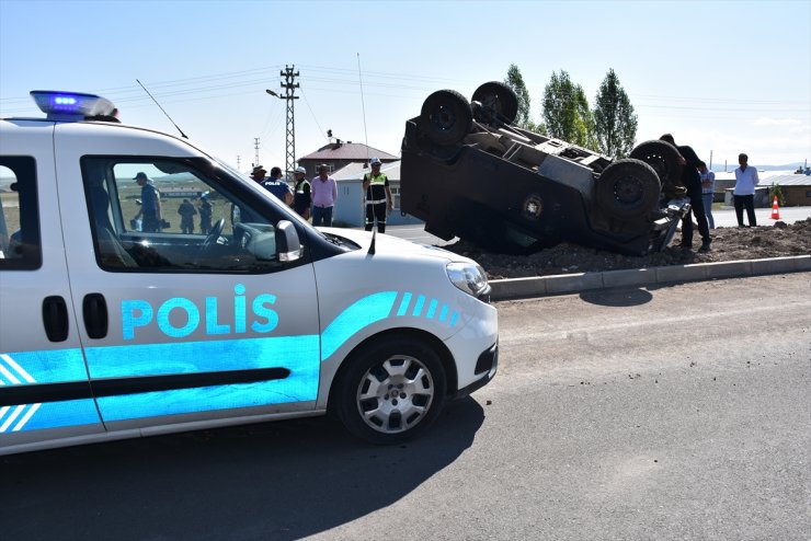 Kars'ta Polis Aracı Devrildi: 2 Yaralı