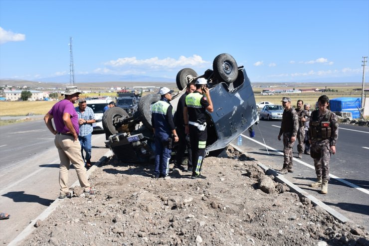 Kars'ta Polis Aracı Devrildi: 2 Yaralı