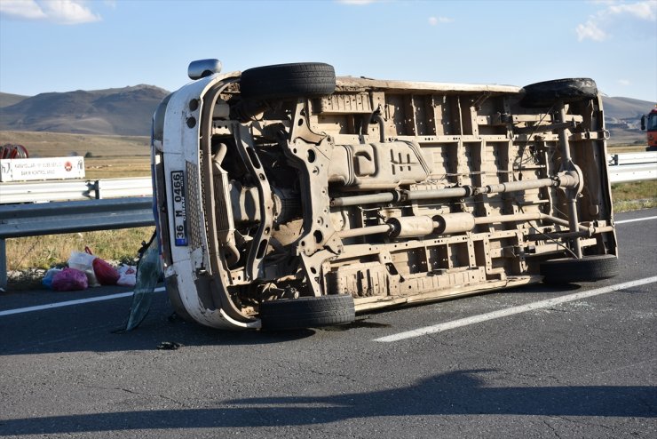 Lastiği Patlayan Minibüs Devrildi