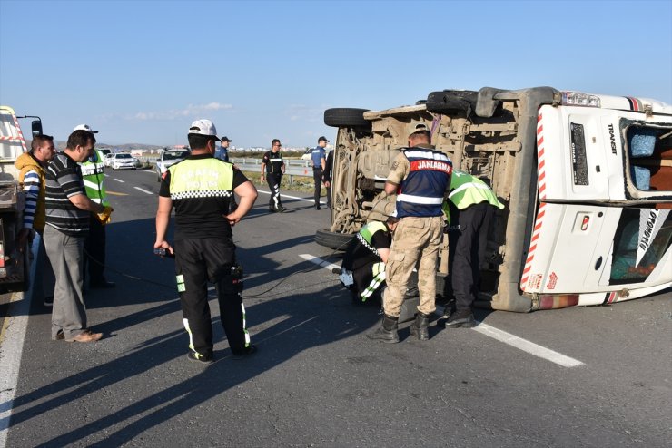 Lastiği Patlayan Minibüs Devrildi