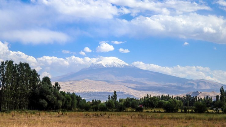 Ağrı Dağı’nın Yüksek Kesimlerine Kar Yağdı