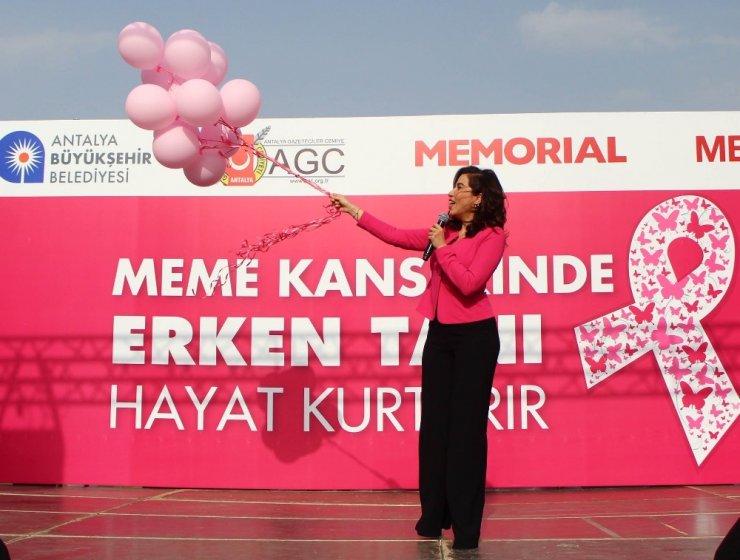 Şarkıcı Burcu Güneş’ten ’Pembe Konser