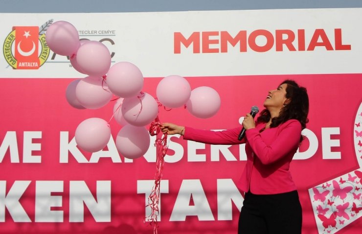 Şarkıcı Burcu Güneş’ten ’Pembe Konser