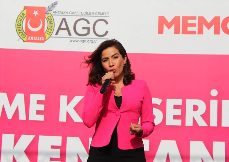 Şarkıcı Burcu Güneş’ten ’Pembe Konser