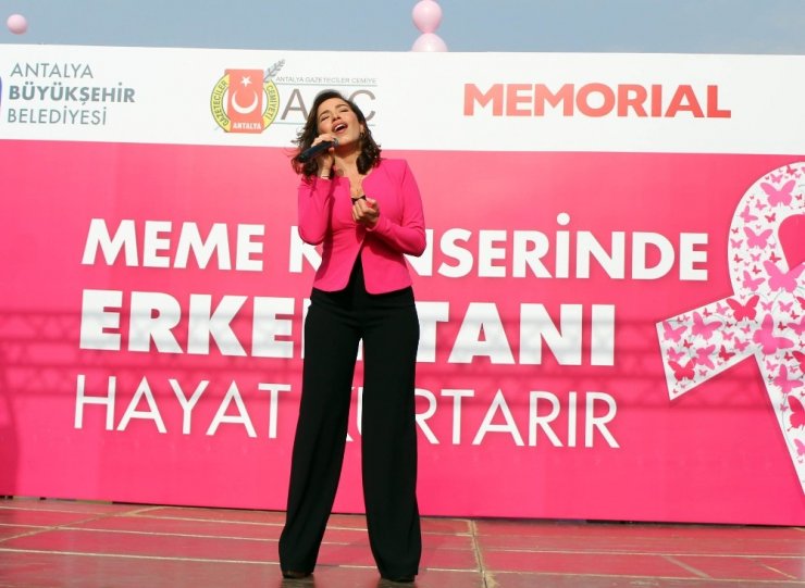 Şarkıcı Burcu Güneş’ten ’Pembe Konser