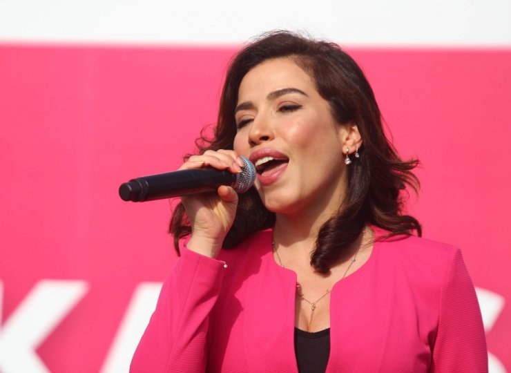 Şarkıcı Burcu Güneş’ten ’Pembe Konser