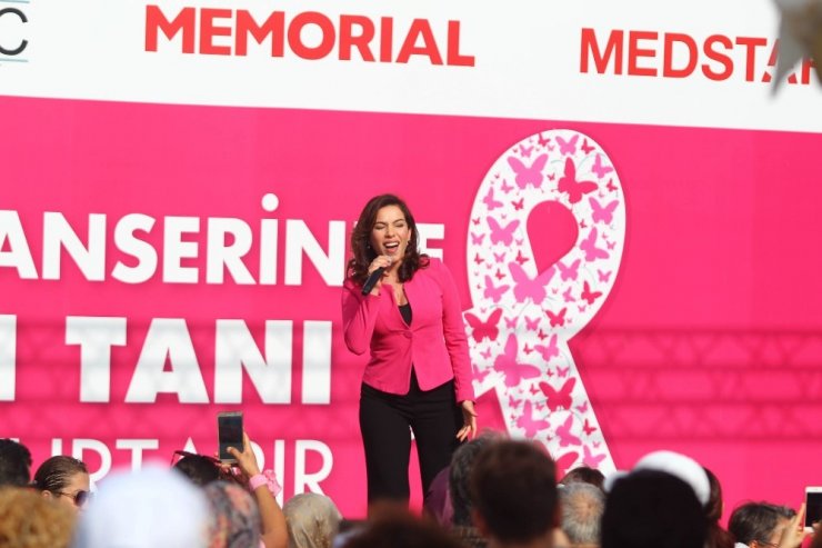 Şarkıcı Burcu Güneş’ten ’Pembe Konser