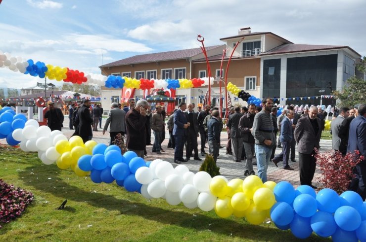 Selim'e Kent Meydanı Yapıldı