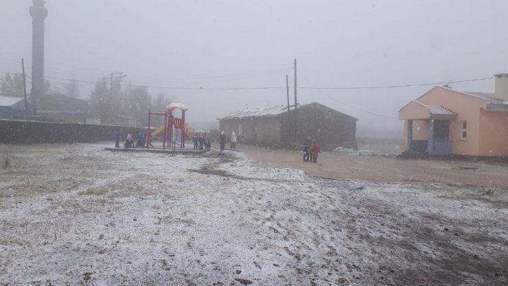 Kars’a Mevsimin İlk Karı Yağdı