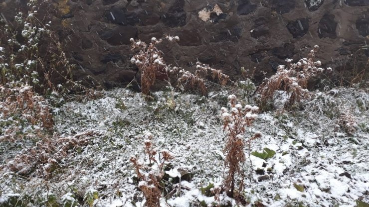 Kars’a Mevsimin İlk Karı Yağdı