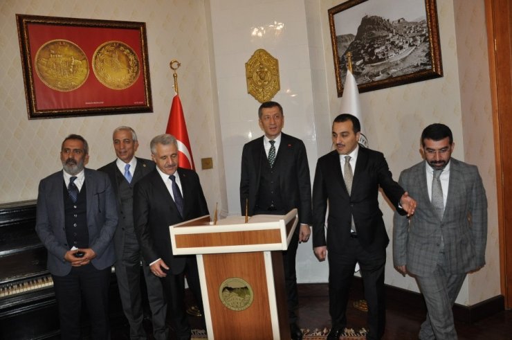Bakan Selçuk, Vali Öksüz’ü Makamında Ziyaret Etti