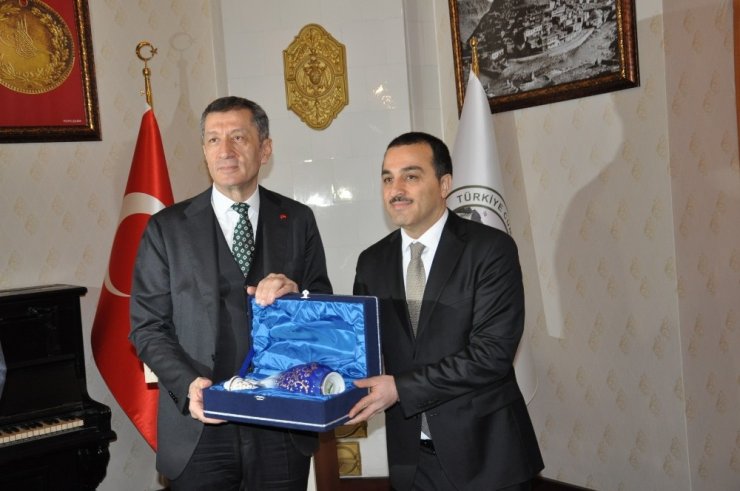 Bakan Selçuk, Vali Öksüz’ü Makamında Ziyaret Etti