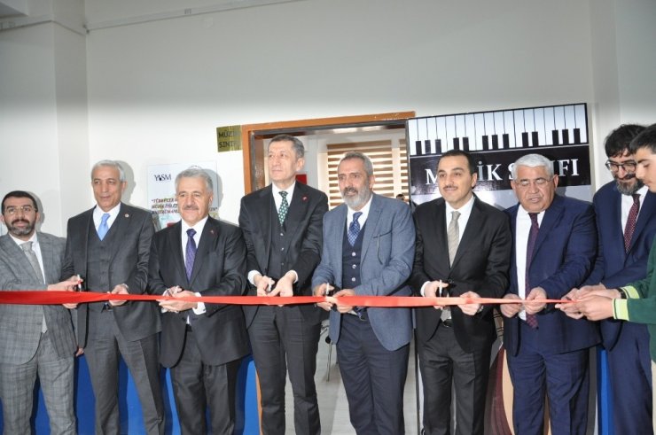 Karslı Öğrenci Bakan Selçuk Ve Sanatçı Bingöl’ü Büyüledi
