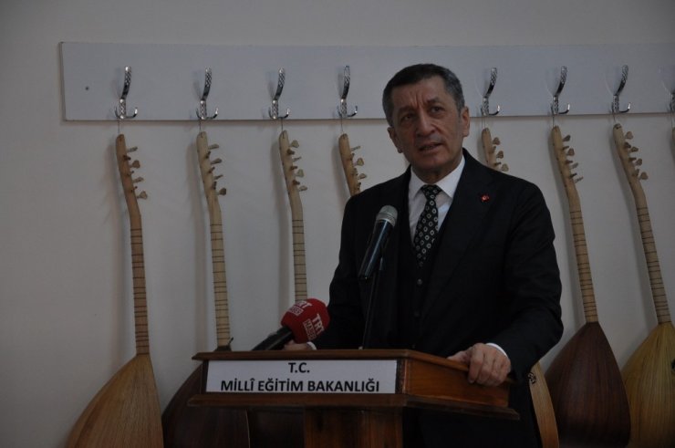 Karslı Öğrenci Bakan Selçuk Ve Sanatçı Bingöl’ü Büyüledi