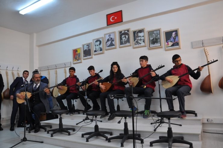 Karslı Öğrenci Bakan Selçuk Ve Sanatçı Bingöl’ü Büyüledi