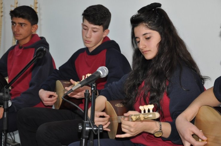 Karslı Öğrenci Bakan Selçuk Ve Sanatçı Bingöl’ü Büyüledi