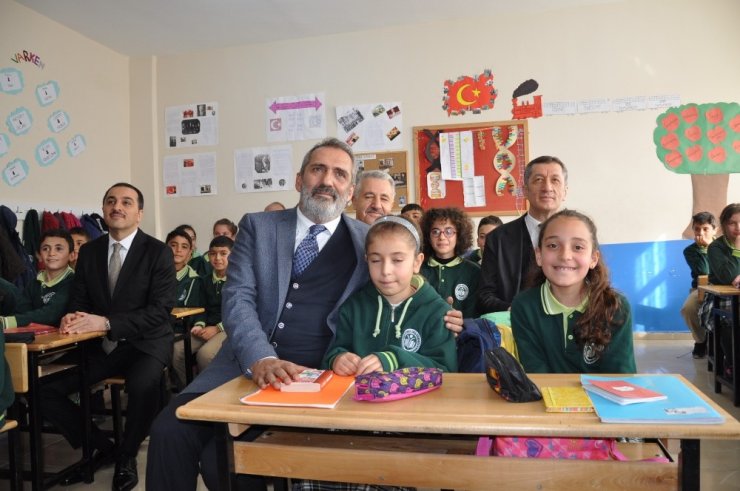 Karslı Öğrenci Bakan Selçuk Ve Sanatçı Bingöl’ü Büyüledi
