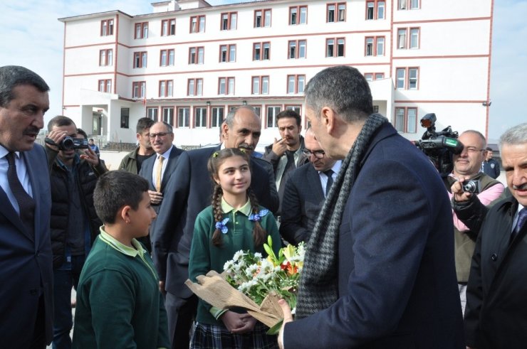 Karslı Öğrenci Bakan Selçuk Ve Sanatçı Bingöl’ü Büyüledi