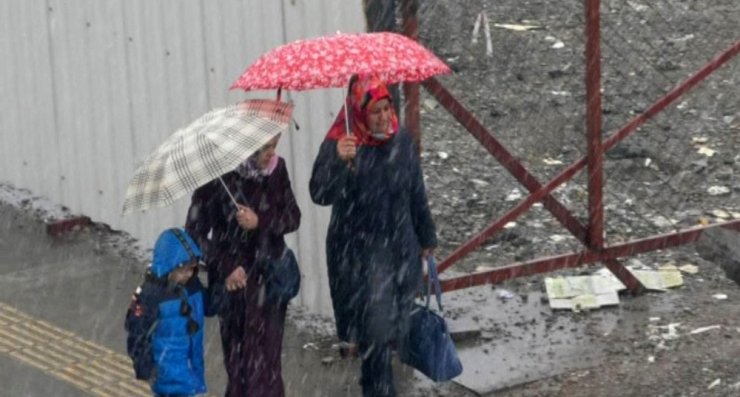 Kars’a Mevsimin İlk Karı Yağdı