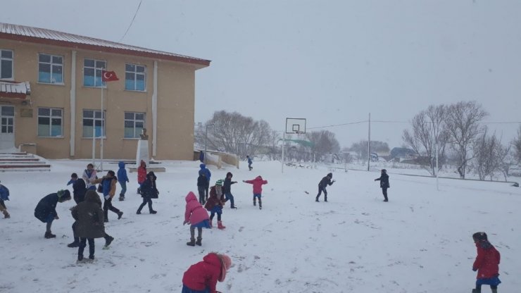 Kars'ta 71 Köy Yolu Ulaşıma Kapandı