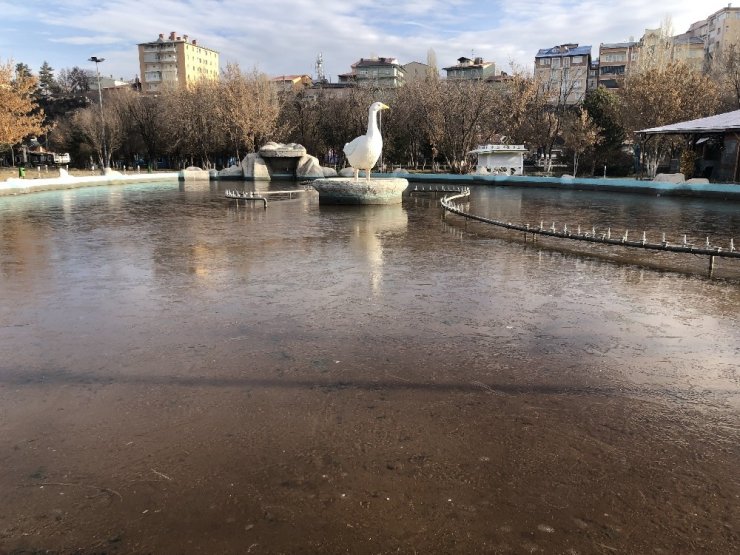 Kars’ta Süs Havuzları Dondu