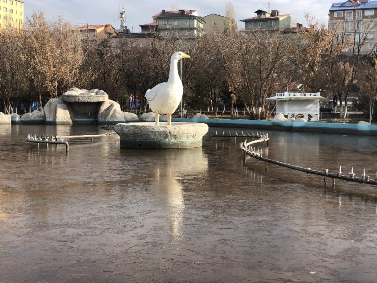 Kars’ta Süs Havuzları Dondu