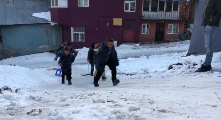 Kars’ta Çocukların Kızak Keyfi