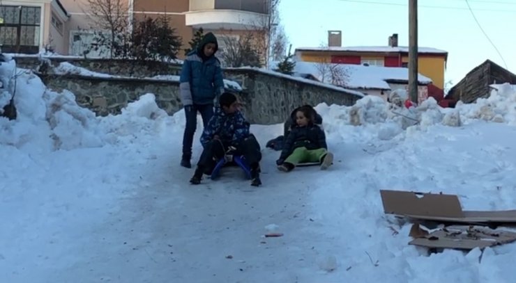 Kars’ta Çocukların Kızak Keyfi