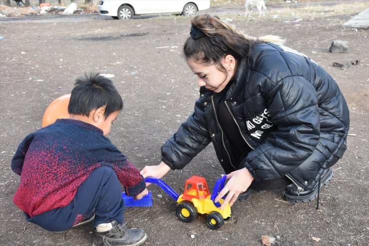 KYK’lı Öğrencilerden Göçmenlere Yardım