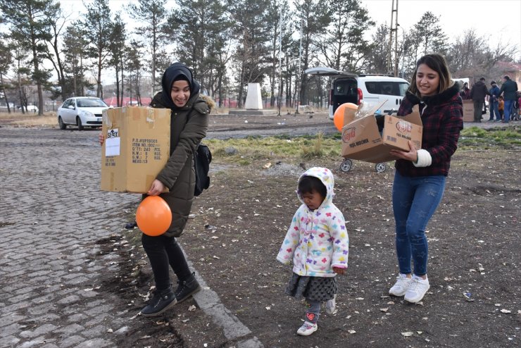 KYK’lı Öğrencilerden Göçmenlere Yardım