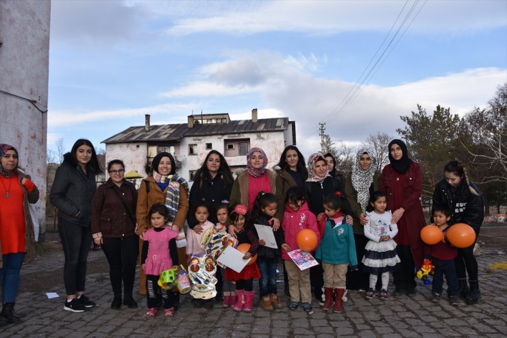 KYK’lı Öğrencilerden Göçmenlere Yardım