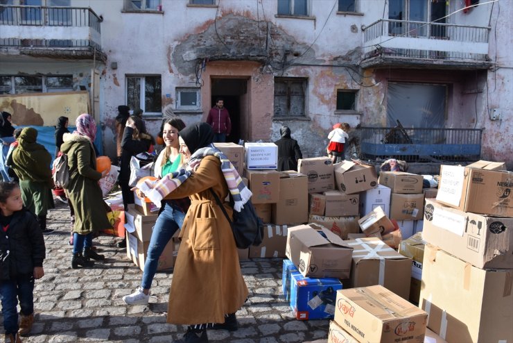 KYK’lı Öğrencilerden Göçmenlere Yardım