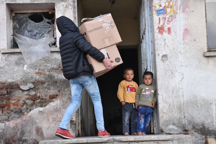 KYK’lı Öğrencilerden Göçmenlere Yardım