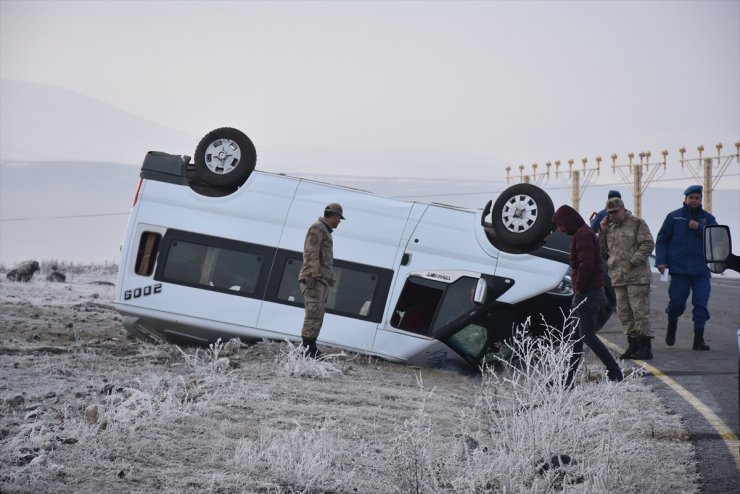 Kars'ta Öğrenci Servisi Devrildi: 13 Yaralı