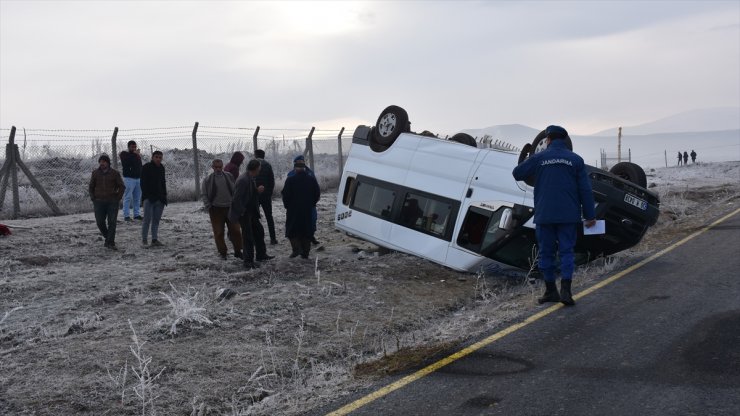 Kars'ta Öğrenci Servisi Devrildi: 13 Yaralı