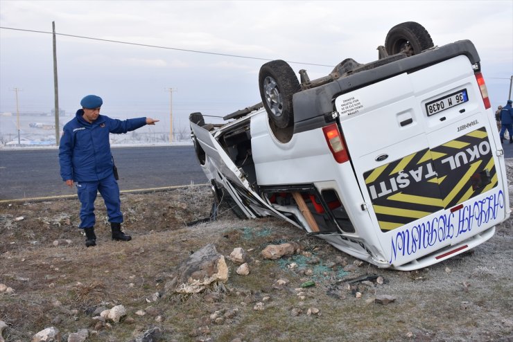 Kars'ta Öğrenci Servisi Devrildi: 13 Yaralı