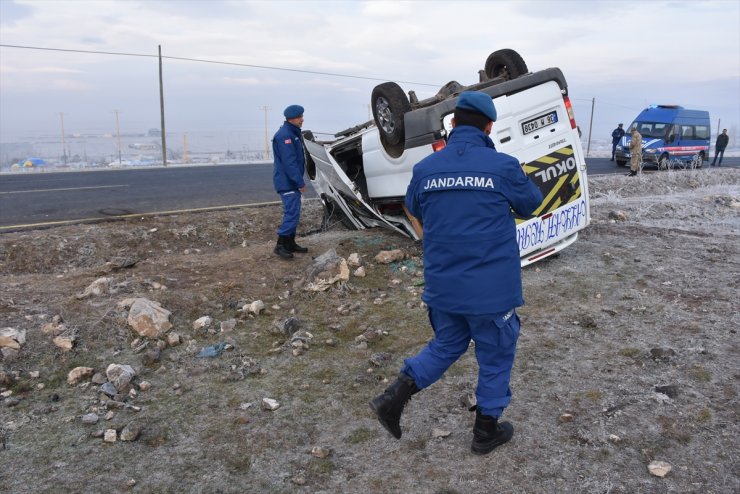 Kars'ta Öğrenci Servisi Devrildi: 13 Yaralı