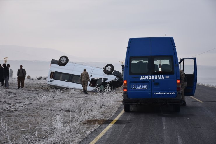 Kars'ta Öğrenci Servisi Devrildi: 13 Yaralı