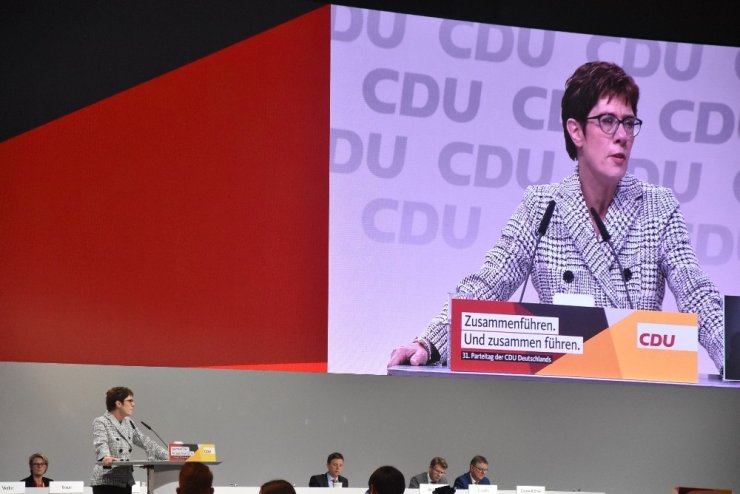 Merkel’in Halefi Karrenbauer Oldu