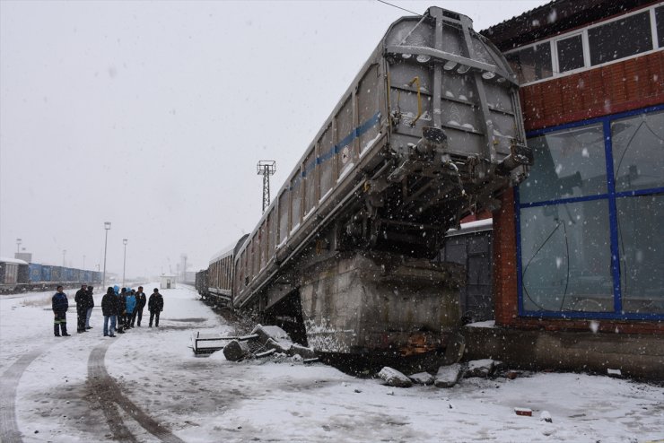 ‘Yük Treni’nin Vagonu Raydan Çıktı