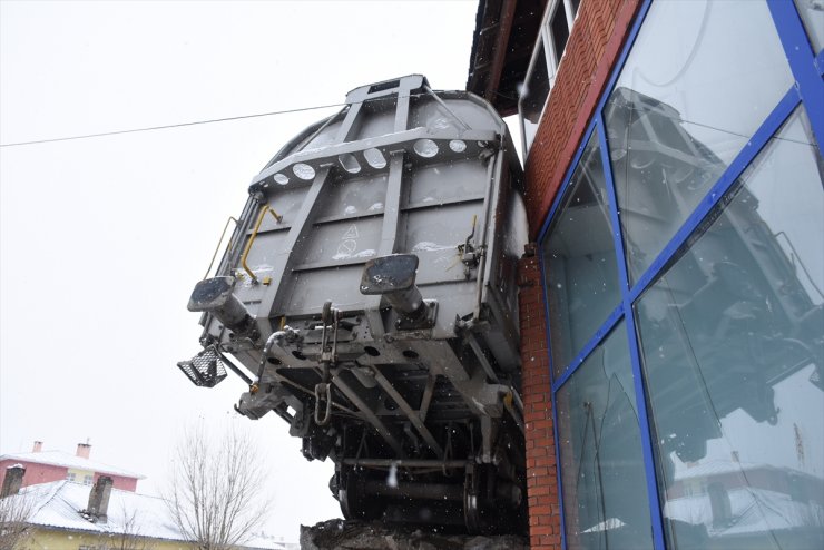 ‘Yük Treni’nin Vagonu Raydan Çıktı