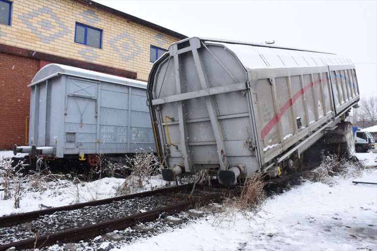 ‘Yük Treni’nin Vagonu Raydan Çıktı