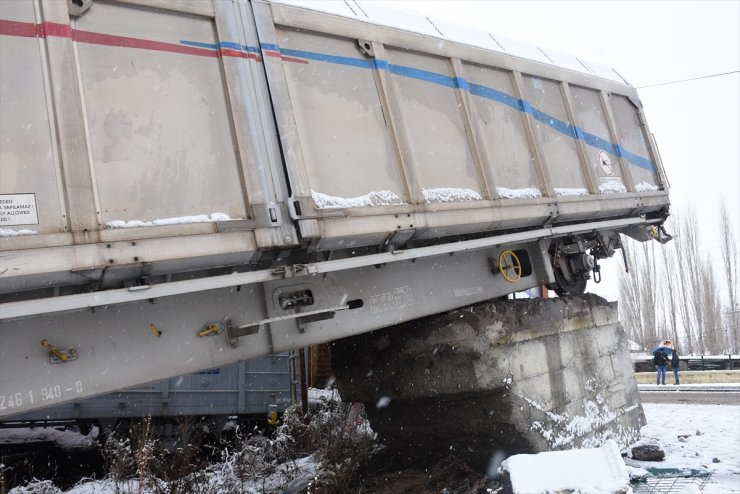 ‘Yük Treni’nin Vagonu Raydan Çıktı