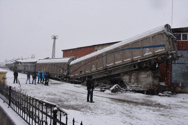 ‘Yük Treni’nin Vagonu Raydan Çıktı