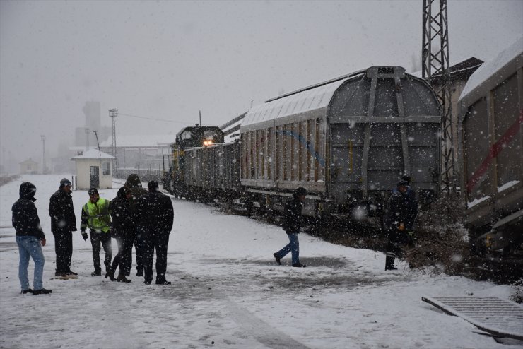 ‘Yük Treni’nin Vagonu Raydan Çıktı