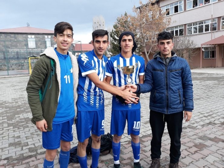 Şampiyon 'Alparslan Anadolu Lisesi' Oldu